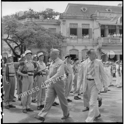 Les membres de la mission militaire américaine, M. Melby et le général Erskine, passent les troupes en revue, au cours d'une cérémonie à Haïphong.