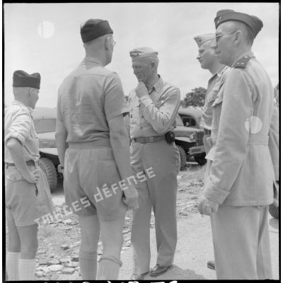 Les membres de la mission militaire américaine, M. Melby et le général Erskine, et des autorités militaires françaises, visitent la base navale d'Haïphong.
