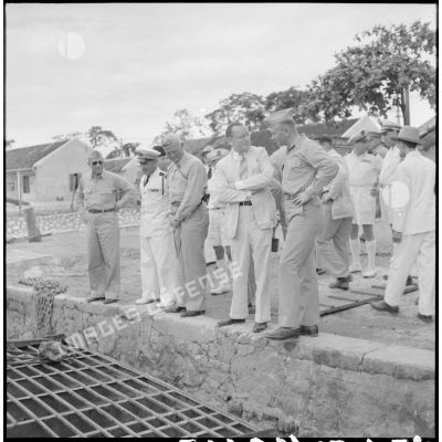 Les membres de la mission militaire américaine, M. Melby et le général Erskine, et des autorités militaires françaises, visitent la base navale d'Haïphong.