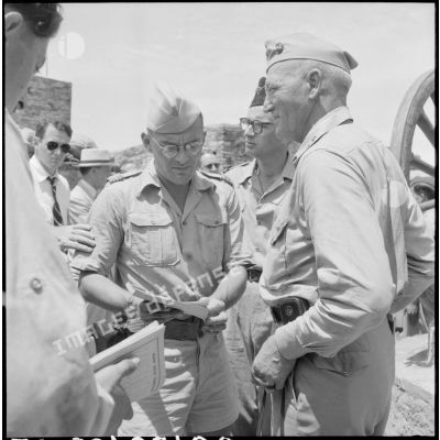 Le général Erskine et son interprète au cours d'une visite de la mission militaire américaine Melby-Erskine au poste de de Chi Long (région de Bac Ninh).