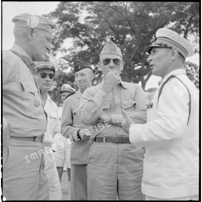 Les autorités américaines de la mission américaine Melby-Erskine sont reçues par le capitaine de vaisseau de Querville à la base navale d'Haïphong.