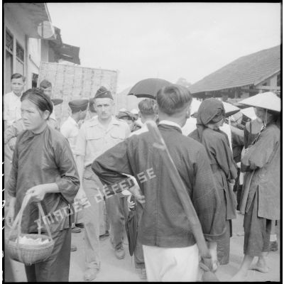 Marché de Ky Lua, militaires mêlés à la population.