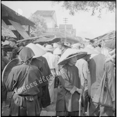 La population locale au marché de Ky Lua.