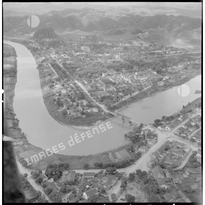 Vue aérienne de Lang Son bordée par la rivière Ky Kong.