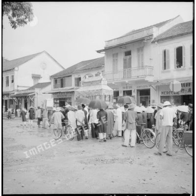 Cortège funèbre dans les rues de Lang Son.