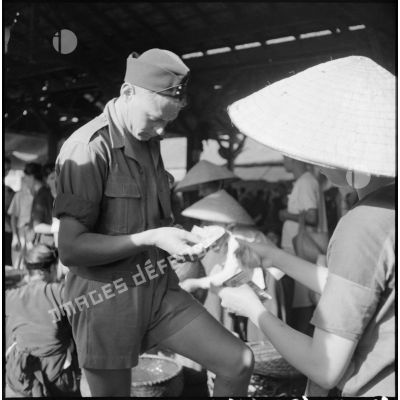 Des soldats des troupes coloniales faisant leur marché à Hanoï.