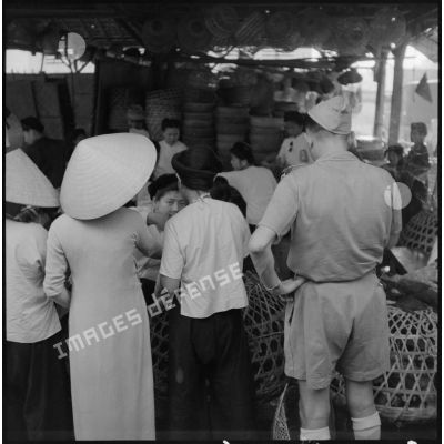 Des soldats des troupes coloniales faisant leur marché à Hanoï.