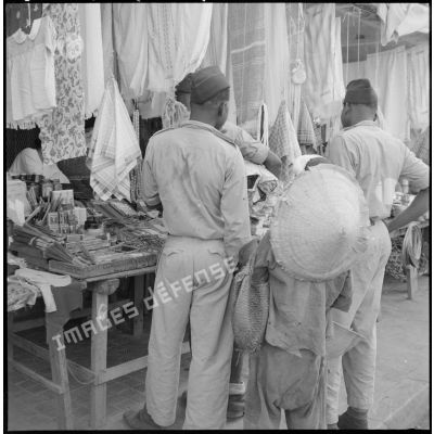 Des soldats des troupes coloniales, dont des tirailleurs sénégalais, sur un marché à Hanoï.