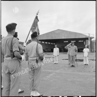 Le général Carpentier, commandant en chef en Indochine, salut le drapeau à l'aérodrome de Bach Maï.