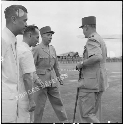 Accueil du général Carpentier, commandant en chef en Indochine, sur l'aérodrome de Bach MaÏ.