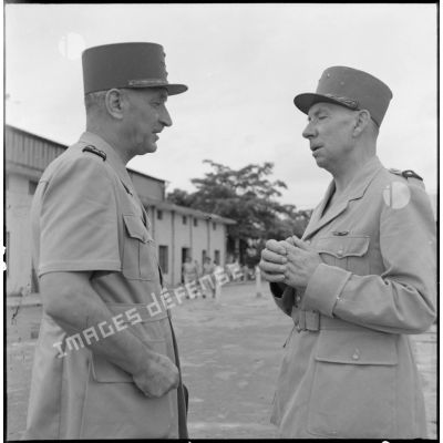 Le général Carpentier, commandant en chef en Indochine, s'entretient avec le général Marchand, adjoint du commandant de la zone opérationnelle du Tonkin, lors de son arrivée sur l'aérodrome de Bach Maï.