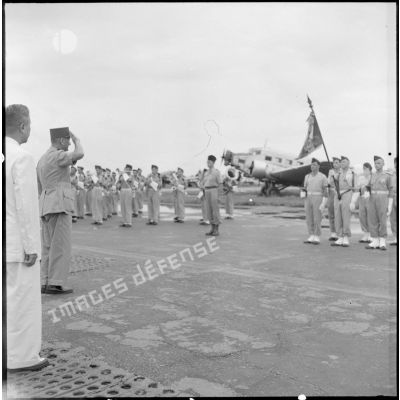 Le général Carpentier, commandant en chef en Indochine, saluant le drapeau sur l'aérodrome de Bach Maï.