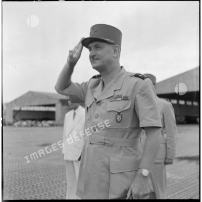 Le général Carpentier, commandant en chef en Indochine, au salut sur l'aérodrome de Bach Maï.