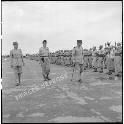 Revue des troupes sur l'aérodrome de Bach Maï le général Carpentier, commandant en chef en Indochine.