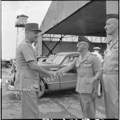 Poignée de main entre le général Carpentier, commandant en chef en Indochine, et le colonel Gambiez sur l'aérodrome de Bach Mai.