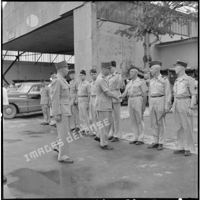 Le général Carpentier, commandant en chef en Indochine, salue les officiers supérieurs venus l'accueillir sur l'aérodrome de Bach Maï.