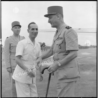 Le général Carpentier, commandant en chef en Indochine, est accueilli par M. Renon, commissaire de la République au Tonkin et le général Marchand, sur l'aérodrome de Bach Maï.