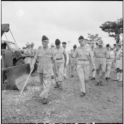Arrivée du colonel Gambiez, commandant la zone delta-nord, et d'officiers supérieurs pour l'inauguration du pont de Trinh Duc Ha.