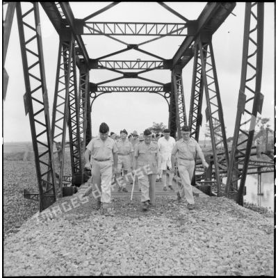 Traversée du pont de Trinh Duc Ha après son inauguration, par le colonel Gambiez, commandant la zone delta-nord, et d'autres officiers supérieurs.