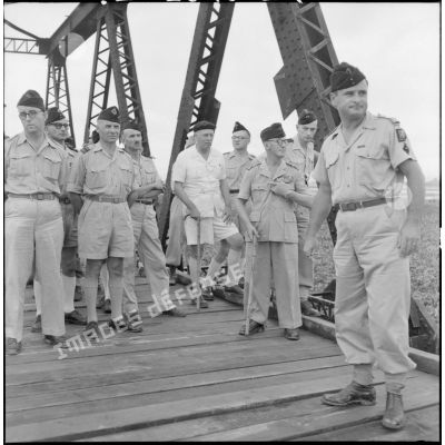 Exposé technique par le capitaine Riera du Génie qui a dirigé la construction du pont de Trinh Duc Ha.