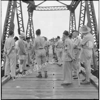 Exposé technique par le capitaine Riera du Génie qui a dirigé la construction du pont de Trinh Duc Ha.