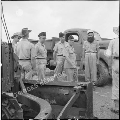 Le colonel Gambiez, commandant la zone delta-nord, inspecte le détachement d'honneur et le matériel du génie ayant contribué à la construction du pont de Trinh Duc Ha.
