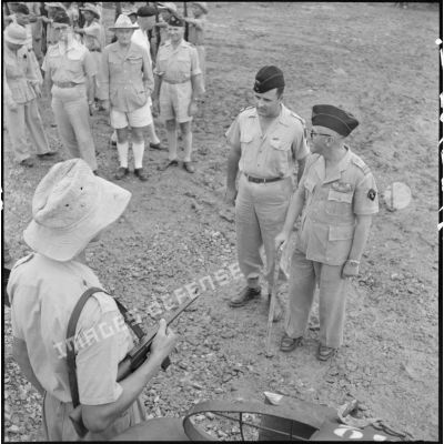 Le colonel Gambiez, commandant la zone delta-nord, inspecte le détachement d'honneur et le matériel du Génie ayant contribué à la construction du pont de Trinh Duc Ha.