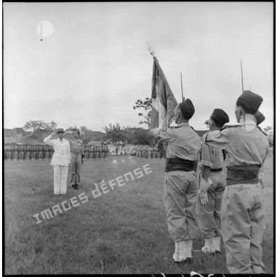 Le général Marchand, adjoint du commandant de la zone opérationnelle du Tonkin, et le capitaine Bigeard, commandant le BMI (bataillon de marche indochinois) saluent le drapeau sur le stade d'Haïduong.