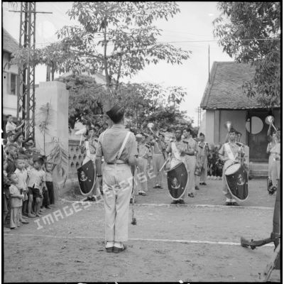 La musique des TFIN (Troupes françaises d'Indochine du Nord), venue d'Hanoï, pour la cérémonie de remise de drapeau du 1er régiment de tirailleurs Tonkinois (RTT) au bataillon de marche indochinois (BMI).