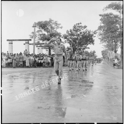 Le bataillon de marche indochinois (BMI) et son commandant, le capitaine Bigeard, défilant à Haïduong.