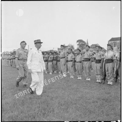 Le général Marchand, adjoint du commandant de la zone opérationnelle du Tonkin, passe en revue les troupes du BMI (bataillon de marche indochinois) commandandées par le capitaine Bigeard, sur le stade d'Haïduong.