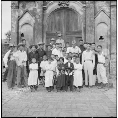 La communauté catholique de Yen Vi avec des enfants, des soldats du poste et de la milice catholique.