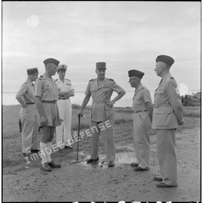 Le général Carpentier, en compagnie du colonel Gambiez, du général Marchand et d'autres officiers, lors d'une visite à l'école des cadres d'Hanoï.
