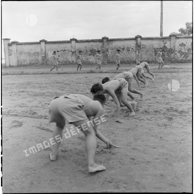 Les élèves de l'école des cadres d'Hanoï pendant une séance de sport.