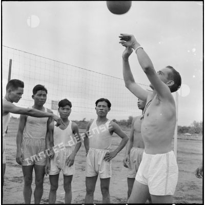 Les élèves de l'école des cadres d'Hanoï pendant une partie de volley-ball.