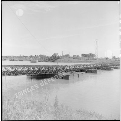 Un pont flottant remplaçant le pont endommagé de Dap Cau sur la route de Luc Nam.