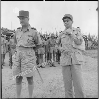 Le général Carpentier, commandant en chef en Indochine, et le général Marchand, commandant la zone opérationnelle du Tonkin, au cours d'une inspection au poste de Luc Nam.
