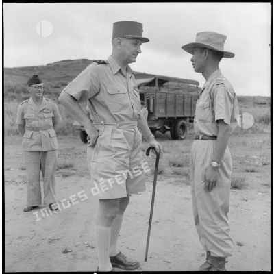 Le général Carpentier, commandant en chef en Indochine, s'entretient avec un capitaine vietnamien au cours d'une visite due poste de Luc Nam.