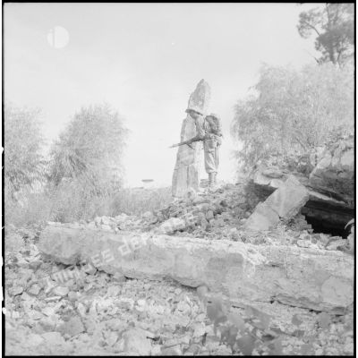 Progression des troupes françaises dans les ruines de Thaï Nguyen.