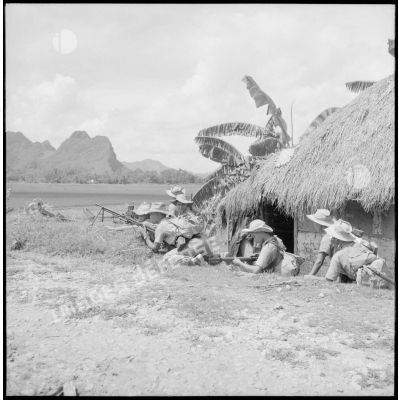 Soldats embusqués en position de tir dans un village du secteur de Phu Ly.