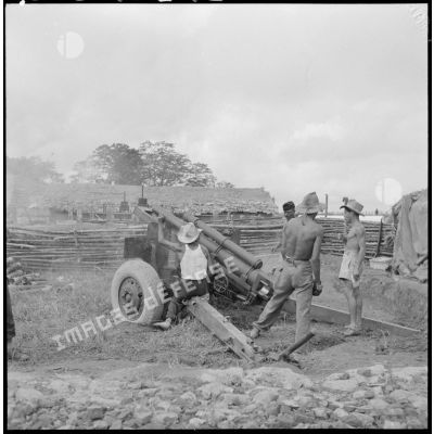 Chargement et mise en batterie par des artilleurs d'un M2A1 de 105 mm dans un poste au nord-ouest de Phu Ly.