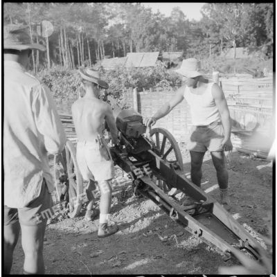 Réglage d'un canon de 75 mm par des artilleurs du 64 RAA (régiment d'artillerie d'Afrique).
