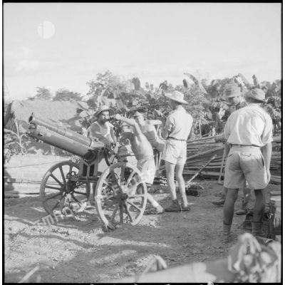 Réglage d'un canon de 75 mm par des artilleurs du 64 RAA (régiment d'artillerie d'Afrique).