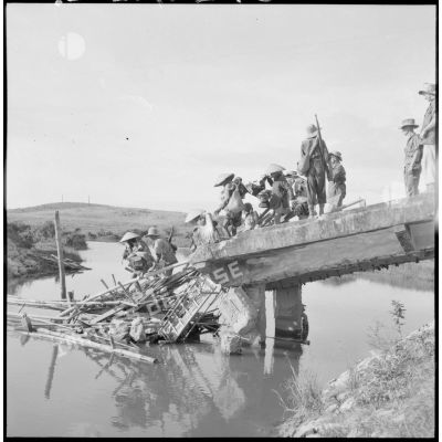 Sur la RC 3 (route coloniale n°3) entre Thaï Nguyen et Phu Loi, passage d'élements du 64e régiment d'artillerie d'Afrique (RAA) sur un pont détruit par le Viêt-minh.