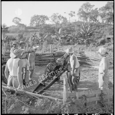 Chargement d'un canon de 75 mm par des artilleurs du 64 RAA (régiment d'artillerie d'Afrique).
