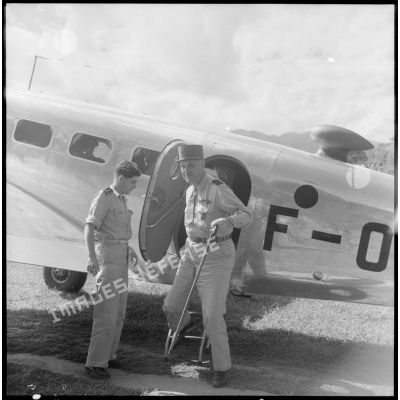 Le général Carpentier à sa descente d'avion lors d'une visite à Laï Chau.