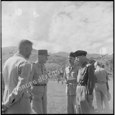 Le général Carpentier, commandant en chef en Indochine, s'entretient avec le colonel Costes, commandant la colonne de Lao Kay, et le commandant Arnand, commandant le 2e bataillon Thaï, au cours d'une visite à Laï Chau.