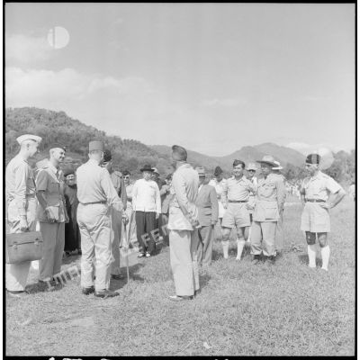 Le général Carpentier, commandant en chef, s'entretient avec diverses personnalités lors de son arrivée sur le terrain d'aviation de Laï Chau.