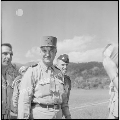 Le général Carpentier prend congé après une visite à Laï Chau.