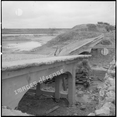 Un pont détruit sur le route coloniale n°1 au Tonkin.